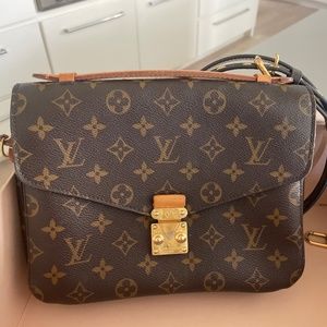 Authentic louis vuitton pochette metis